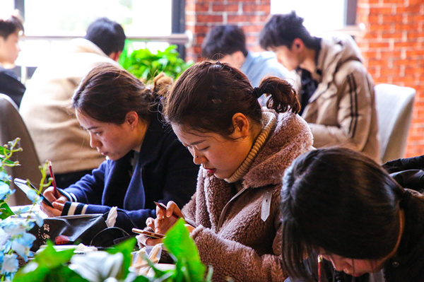 “年輪上的印記”丨用樹(shù)樁手繪記錄青春里的小美好