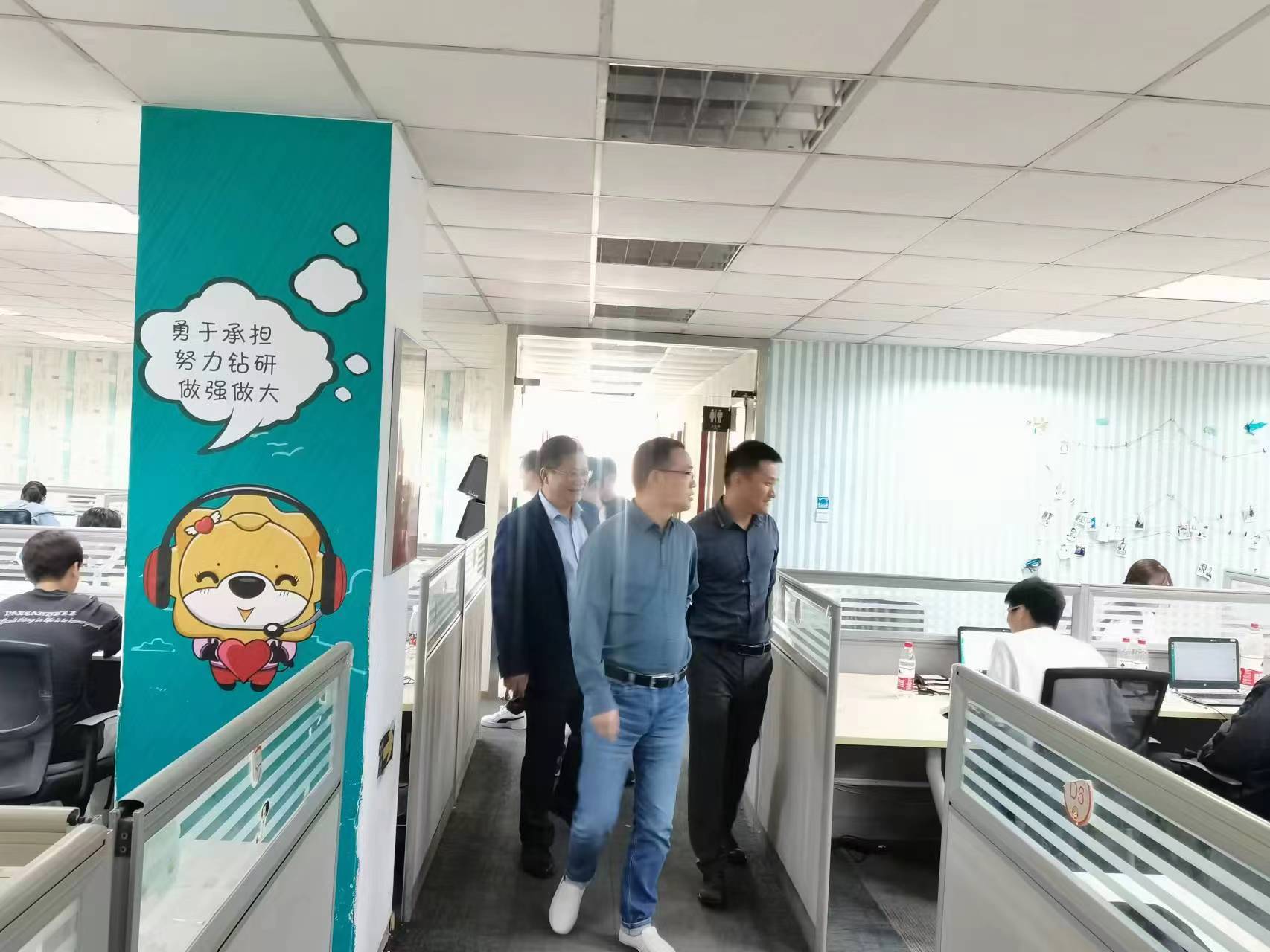回訪企業(yè)實(shí)習(xí)學(xué)生，關(guān)懷職業(yè)成長(zhǎng)道路