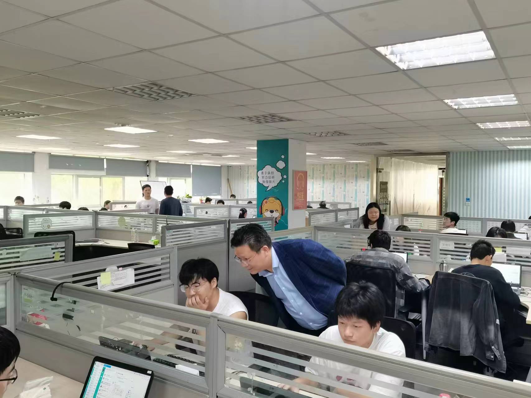 回訪企業(yè)實(shí)習(xí)學(xué)生，關(guān)懷職業(yè)成長(zhǎng)道路