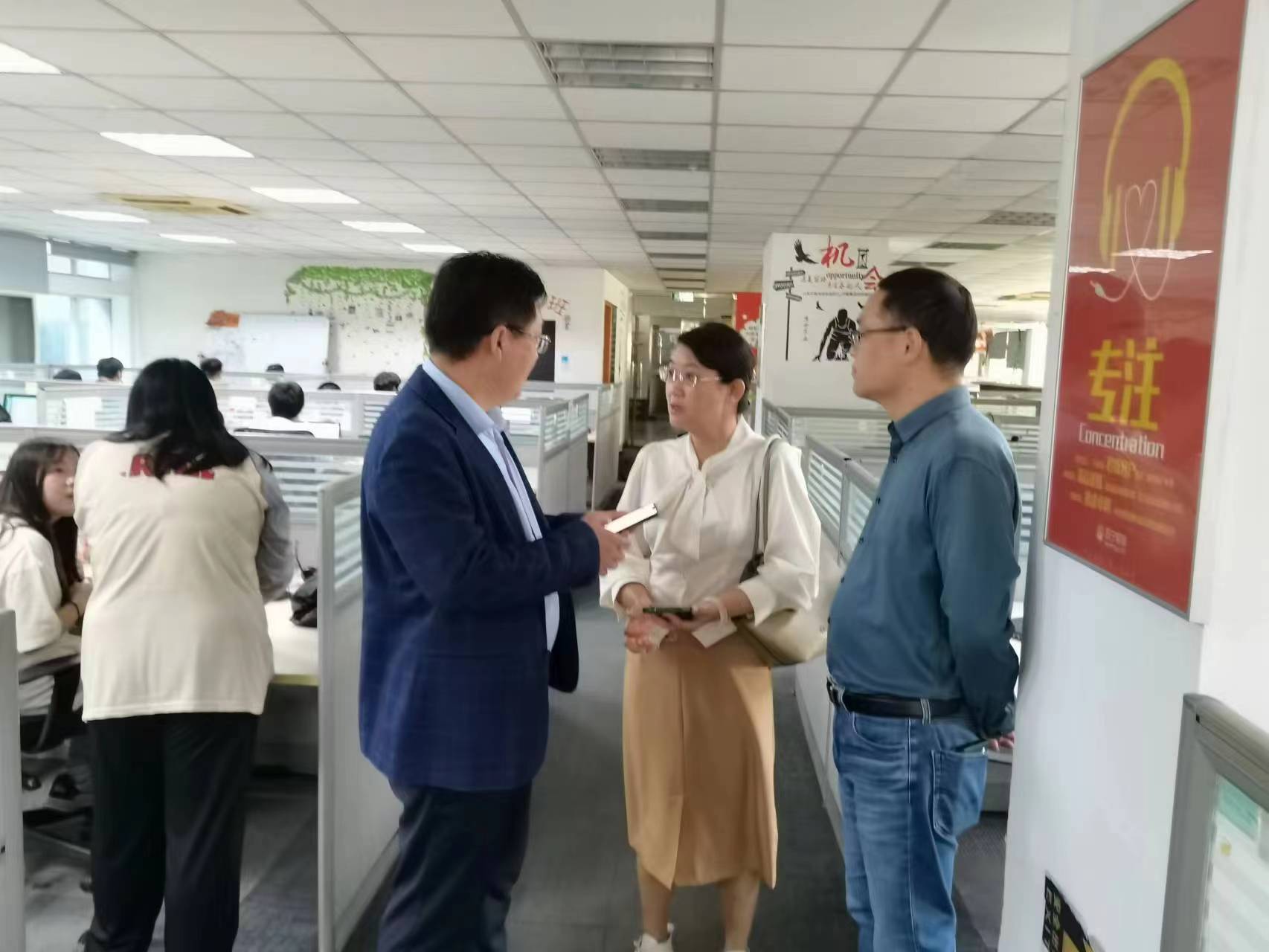 回訪企業(yè)實(shí)習(xí)學(xué)生，關(guān)懷職業(yè)成長(zhǎng)道路