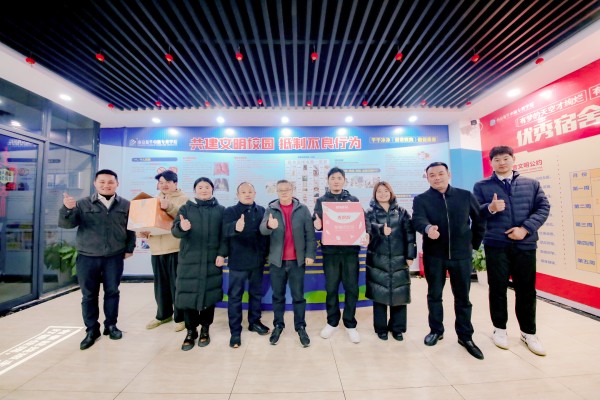 南京新華吳元紅校長晚間慰問查寢，并為學(xué)生送關(guān)懷！